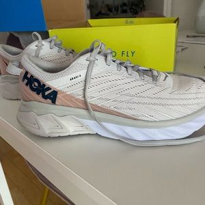 HOKA Arahi 4  size 7.5 WIDE